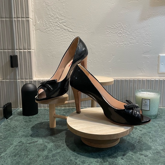 Elegant Prada Black Patent Leather Peep-Toe Heels - Picture 1 of 8